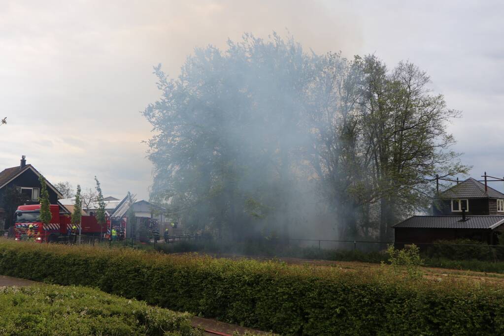 Veel rook door uitslaande brand in loods