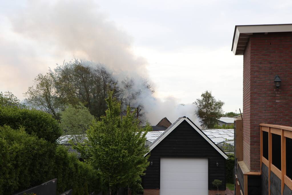 Veel rook door uitslaande brand in loods