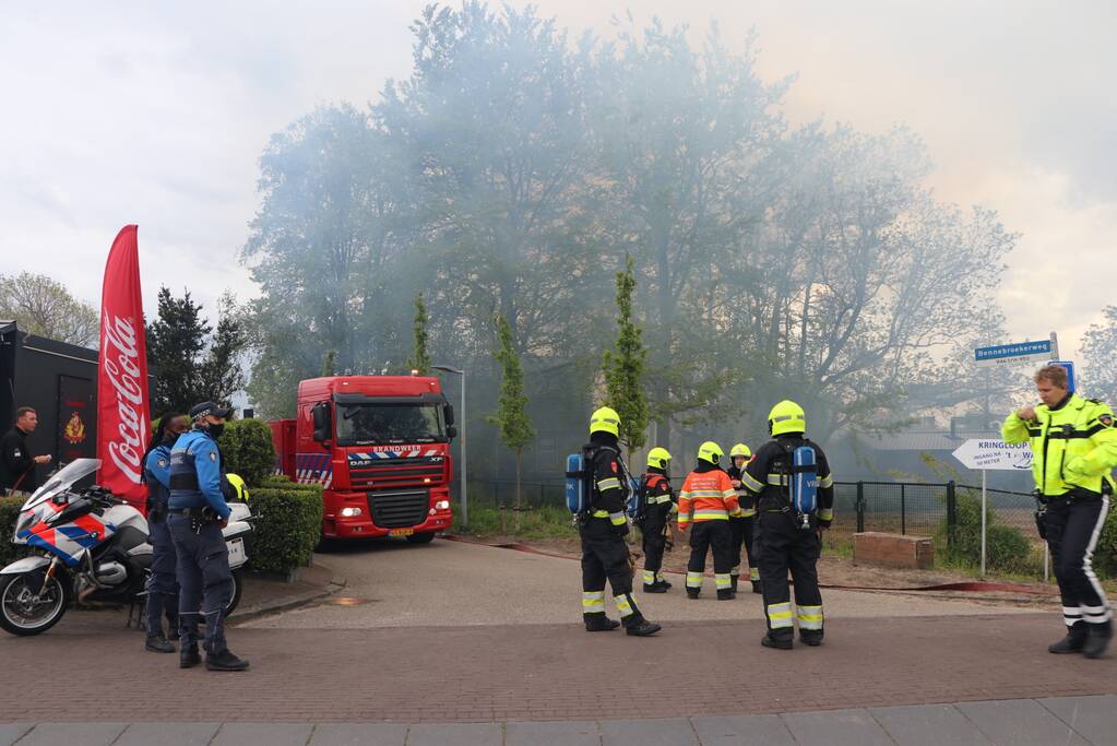 Veel rook door uitslaande brand in loods