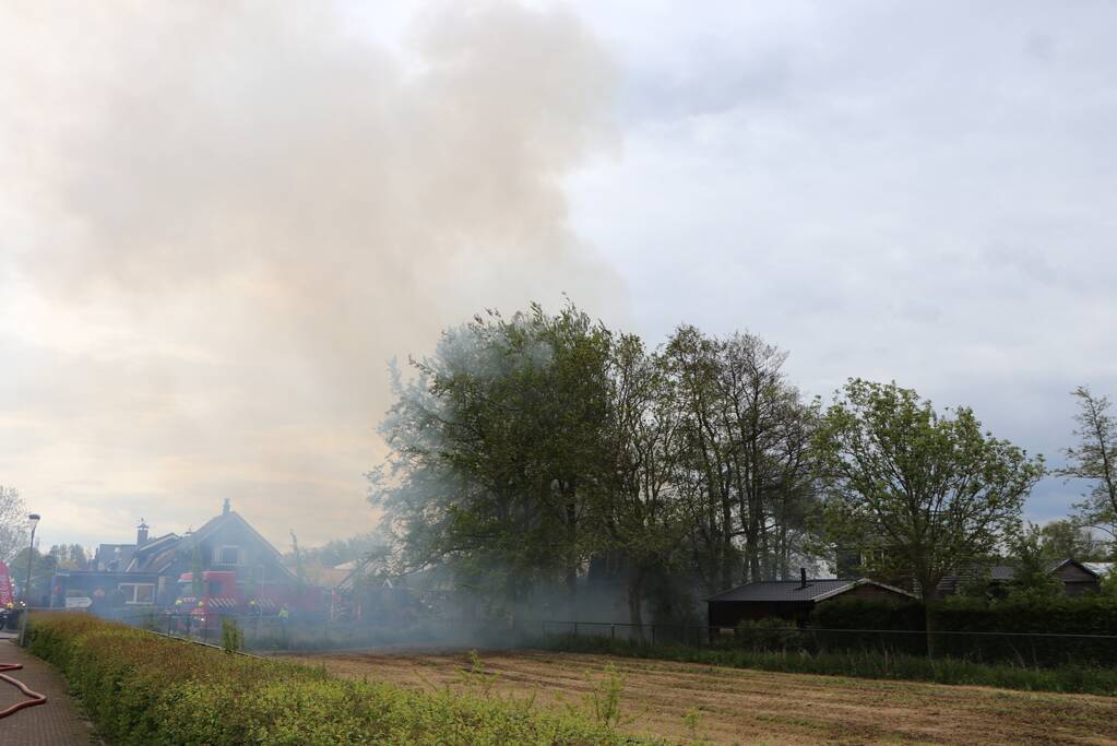 Veel rook door uitslaande brand in loods