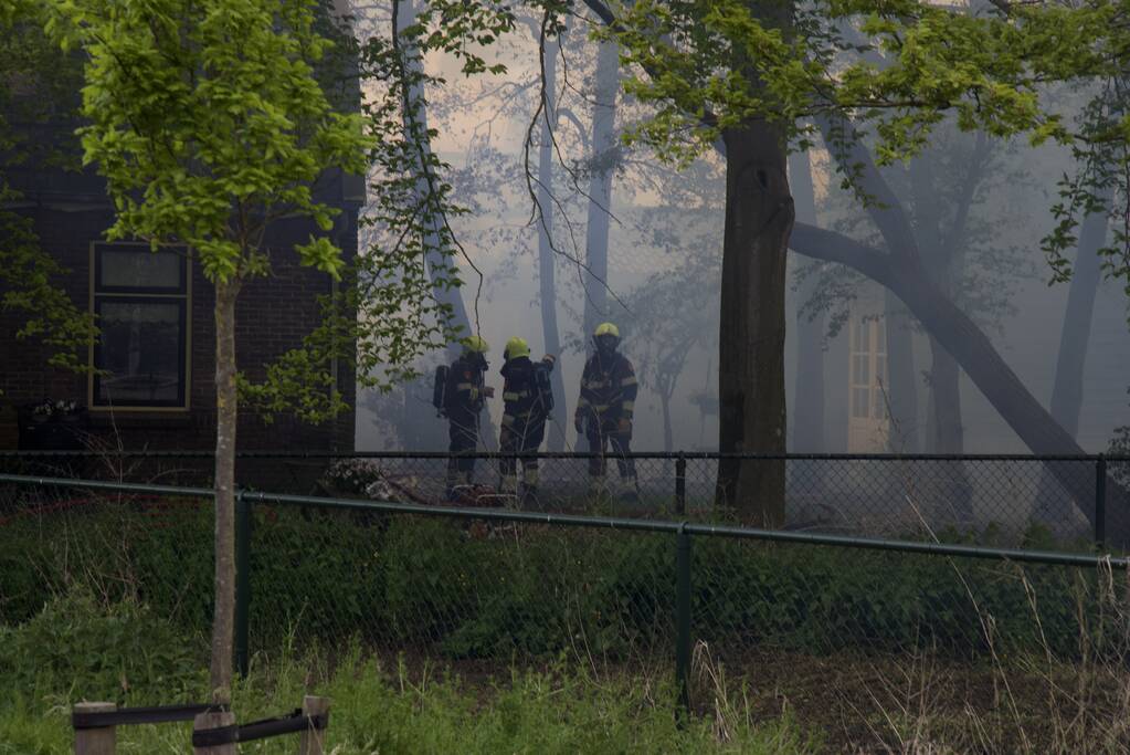 Veel rook door uitslaande brand in loods