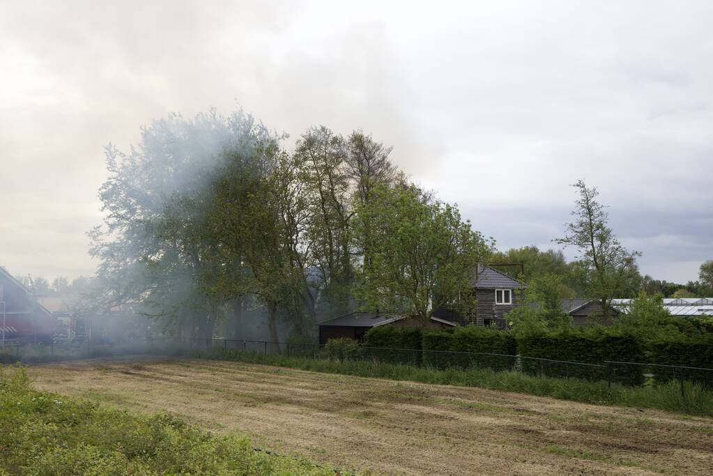 Veel rook door uitslaande brand in loods