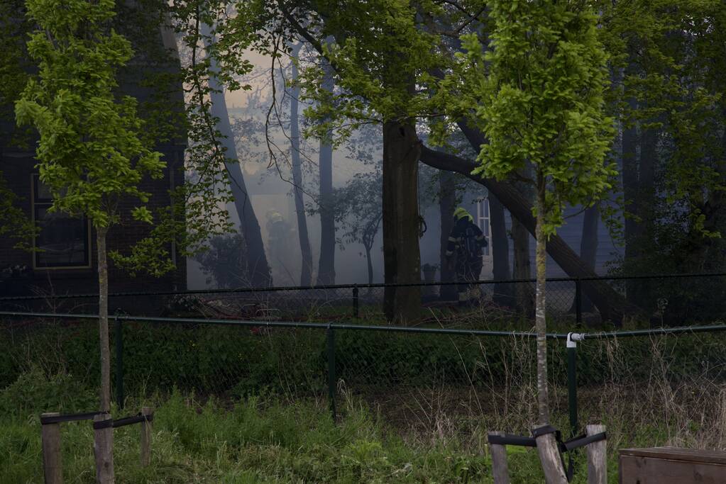 Veel rook door uitslaande brand in loods