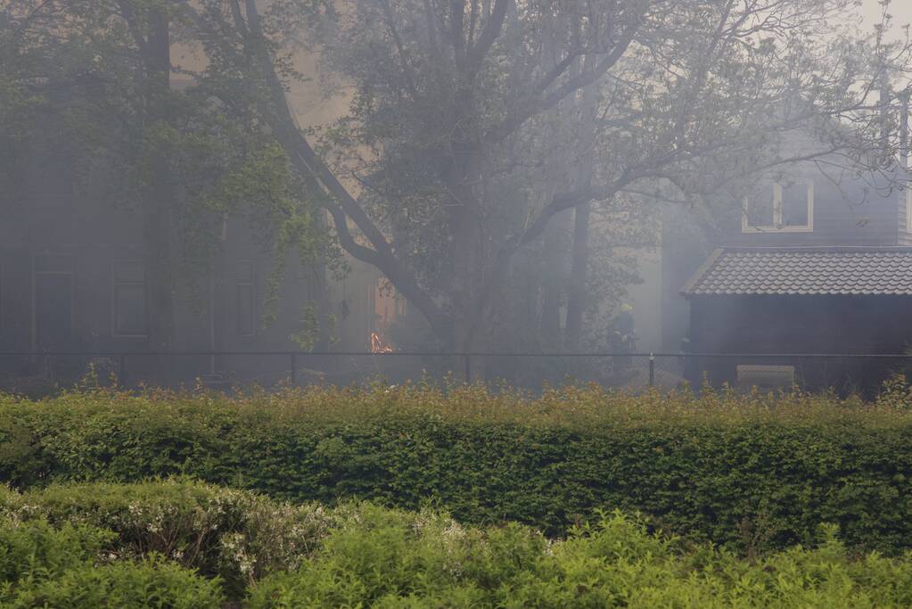 Veel rook door uitslaande brand in loods