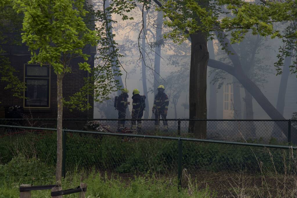 Veel rook door uitslaande brand in loods