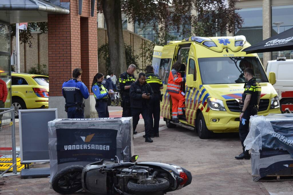 Scooterrijder ernstig gewond bij botsing met pallet stenen