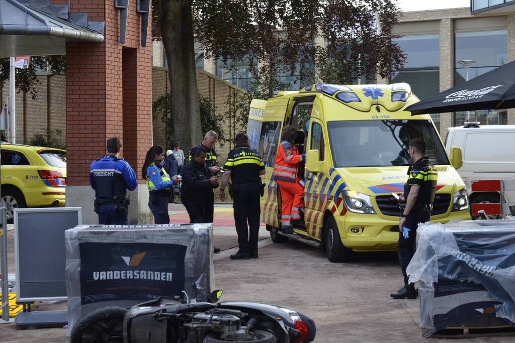 Scooterrijder ernstig gewond bij botsing met pallet stenen