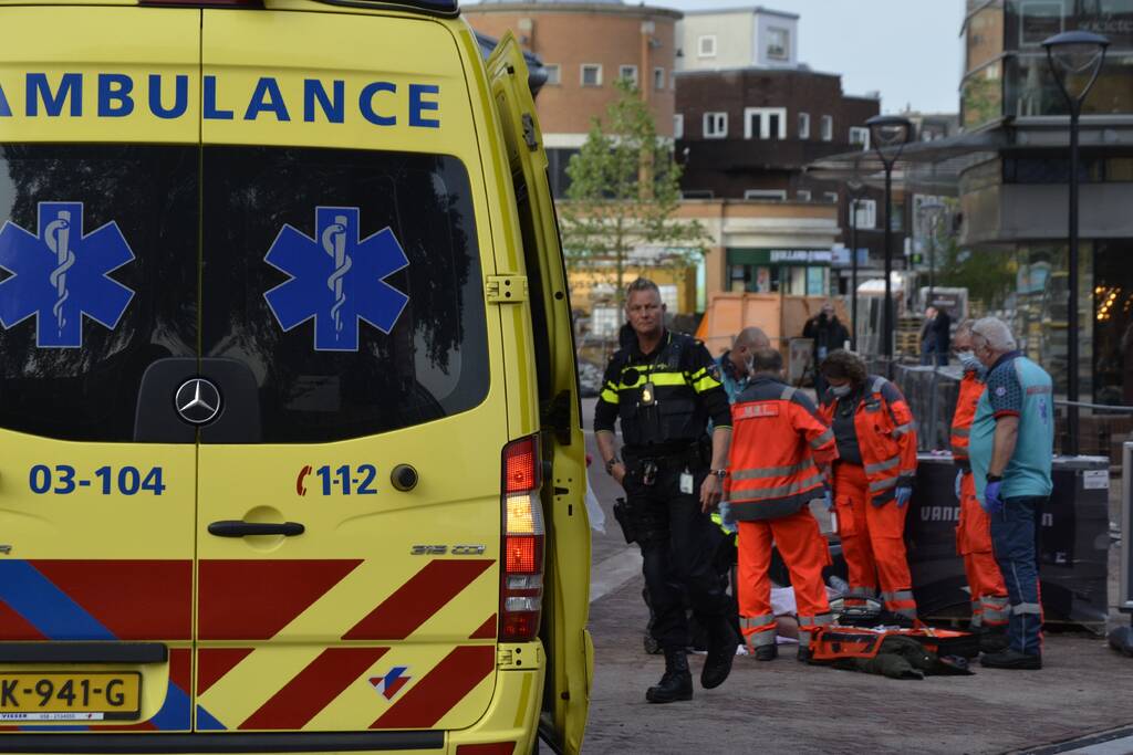 Scooterrijder ernstig gewond bij botsing met pallet stenen