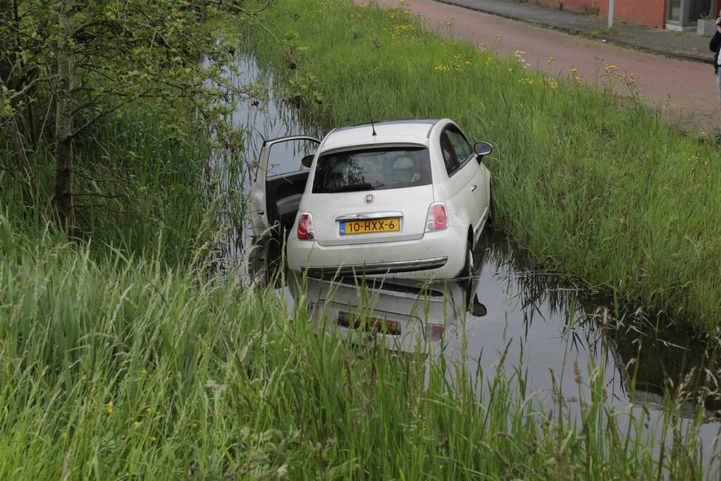 Auto belandt in sloot