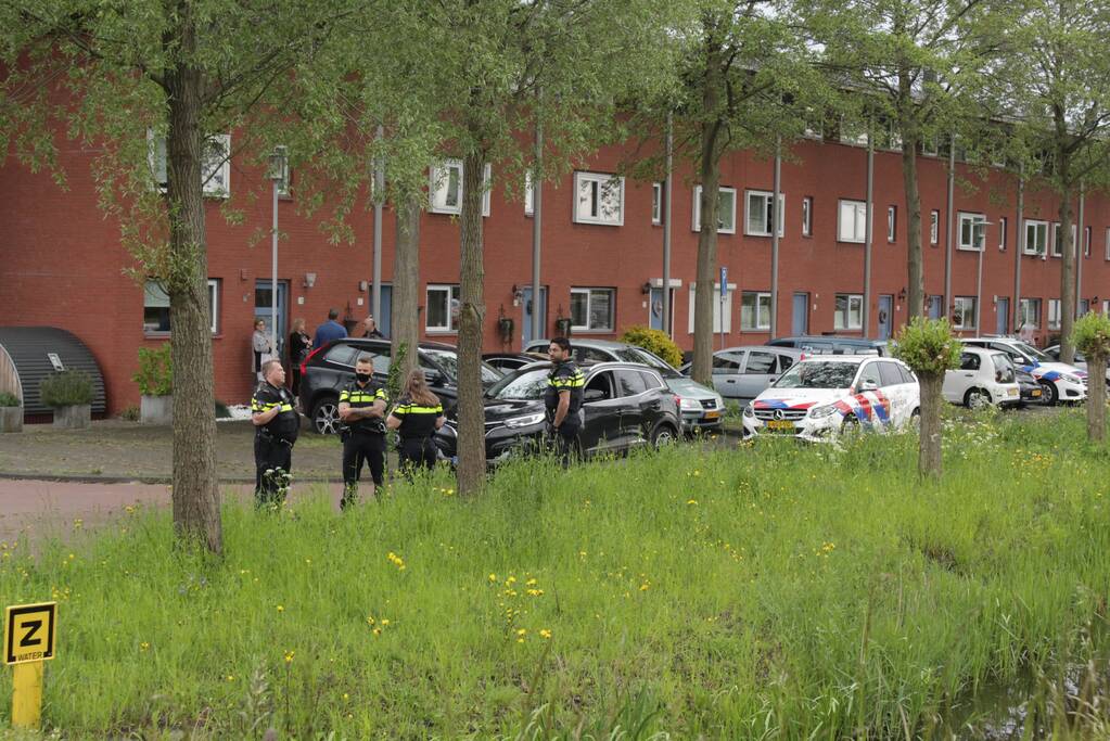 Auto belandt in sloot