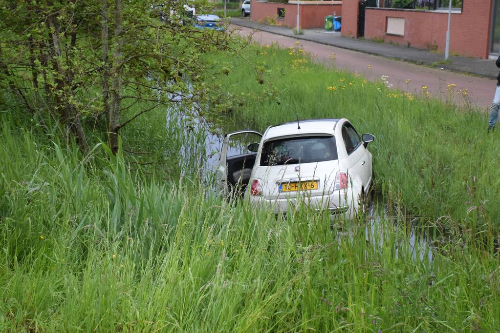 Auto belandt in sloot