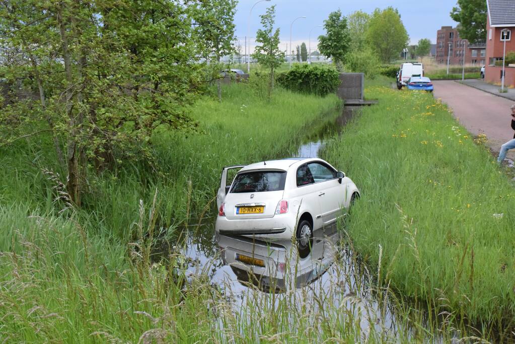 Auto belandt in sloot
