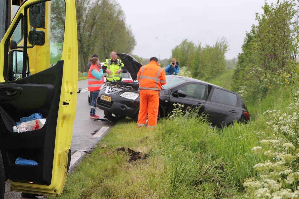 Auto slaat over de kop na ongeval