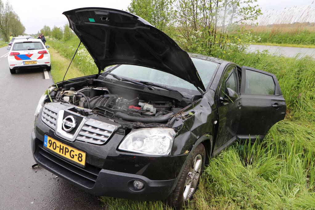 Auto slaat over de kop na ongeval