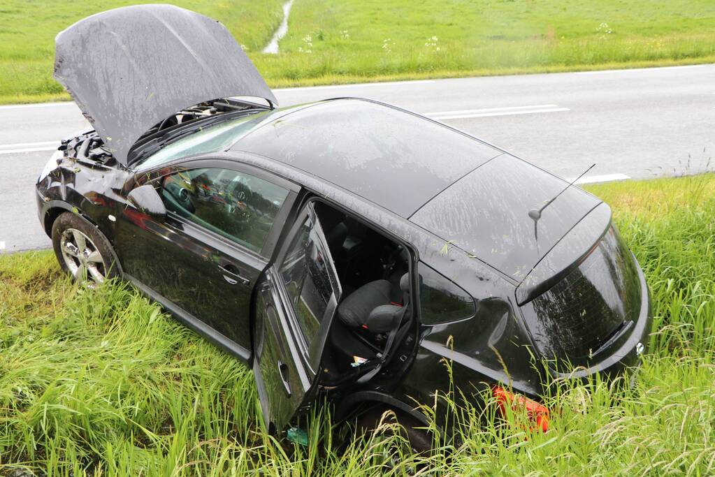 Auto slaat over de kop na ongeval