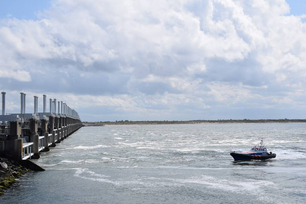 Illegale vissers aangehouden bij stormvloedkering