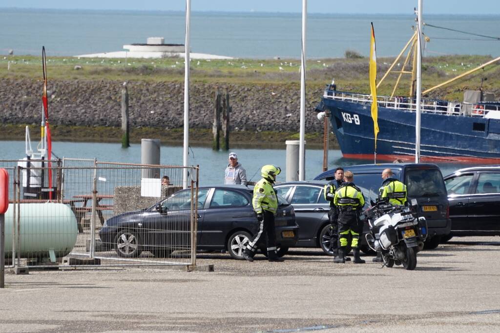 Illegale vissers aangehouden bij stormvloedkering
