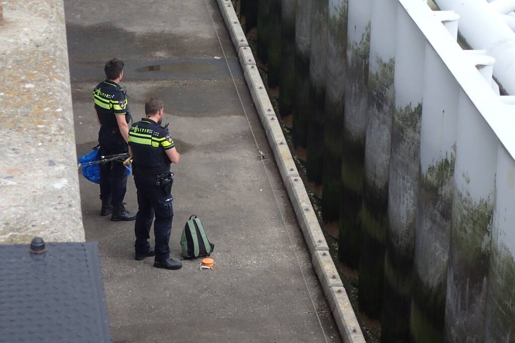 Illegale vissers aangehouden bij stormvloedkering