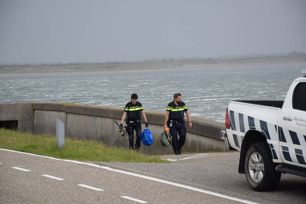 Illegale vissers aangehouden bij stormvloedkering