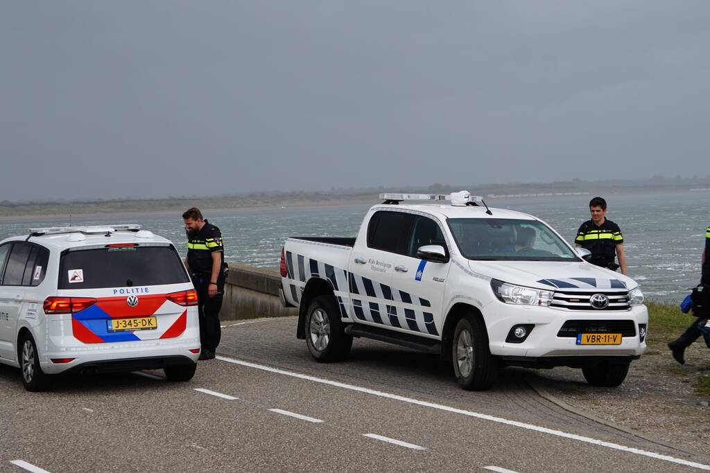 Illegale vissers aangehouden bij stormvloedkering