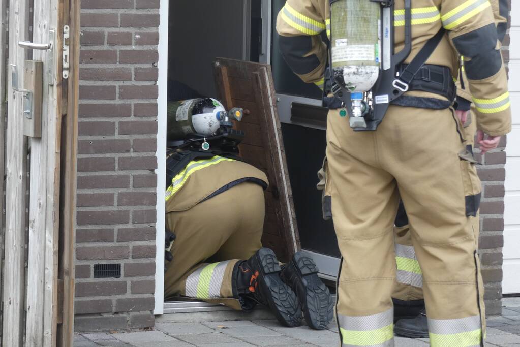 Brandweer verricht onderzoek naar gaslucht