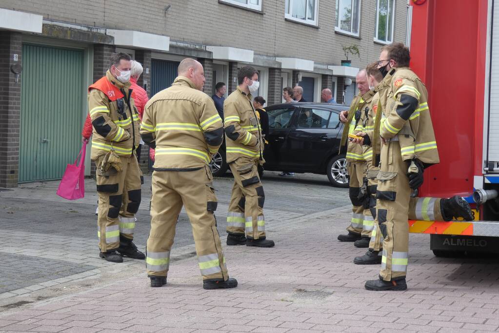 Brandweer verricht onderzoek naar gaslucht