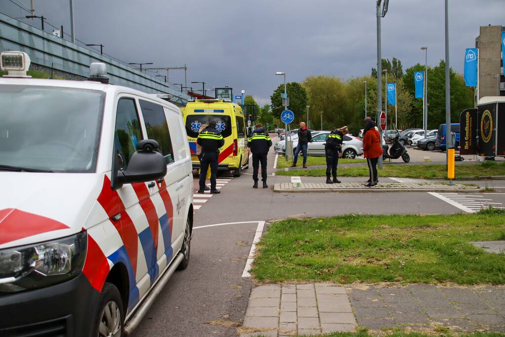 Personenauto en scooter komen met elkaar in botsing