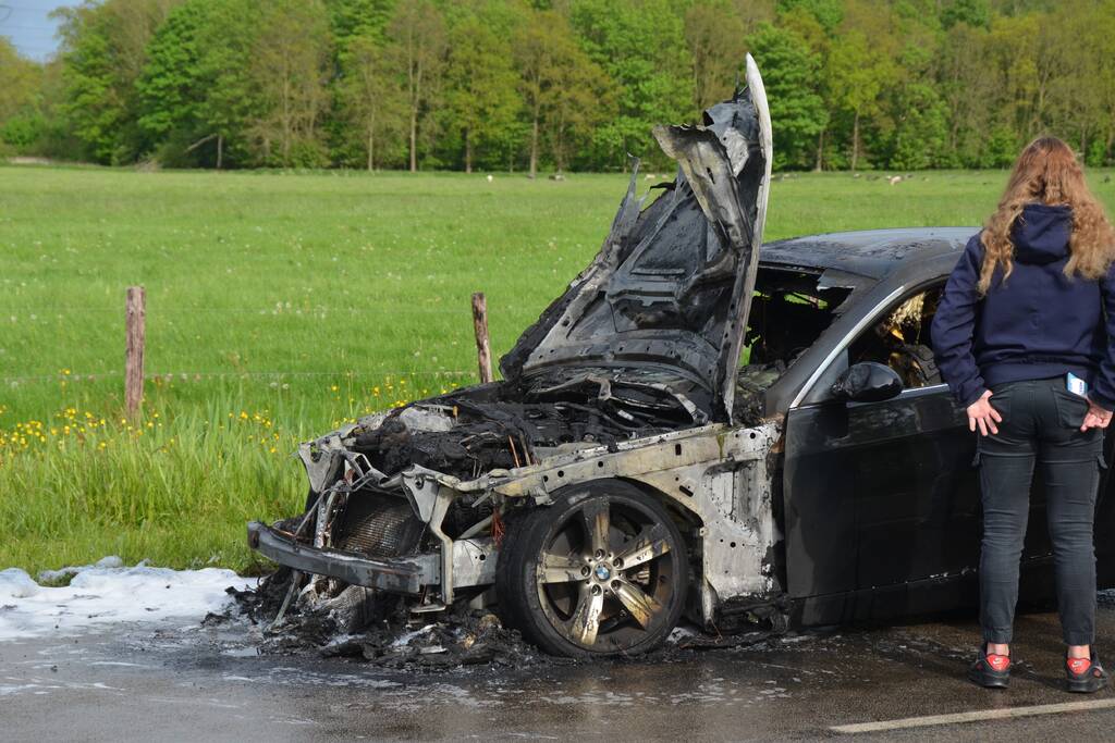 Personenauto total-loss door brand in motorcompartiment
