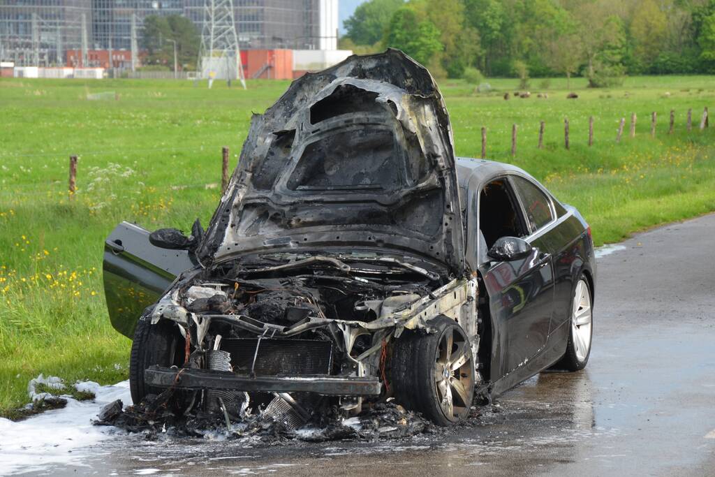 Personenauto total-loss door brand in motorcompartiment