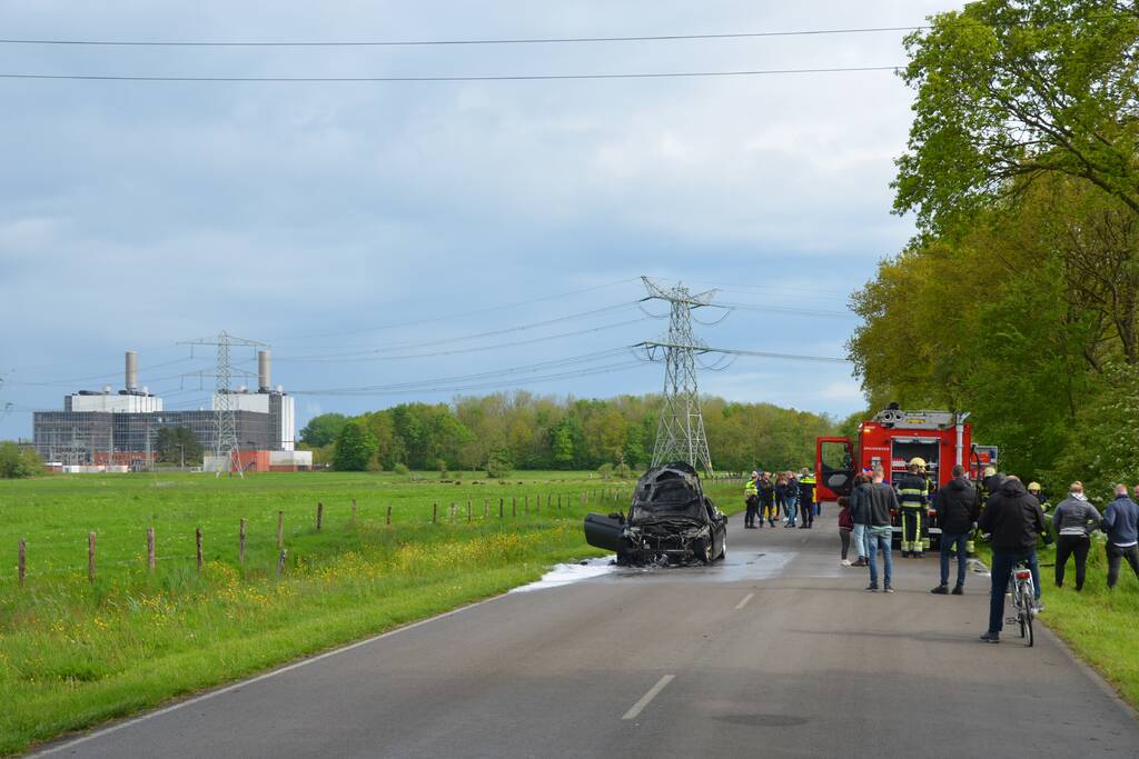 Personenauto total-loss door brand in motorcompartiment
