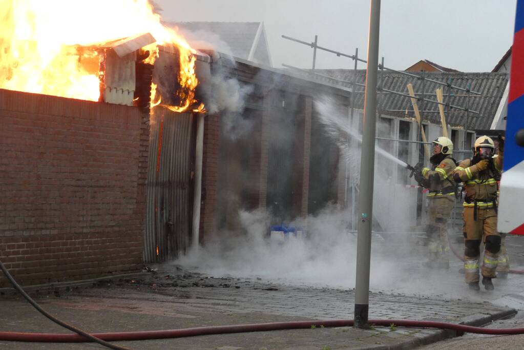 Meerdere schuren verwoest door uitslaande brand