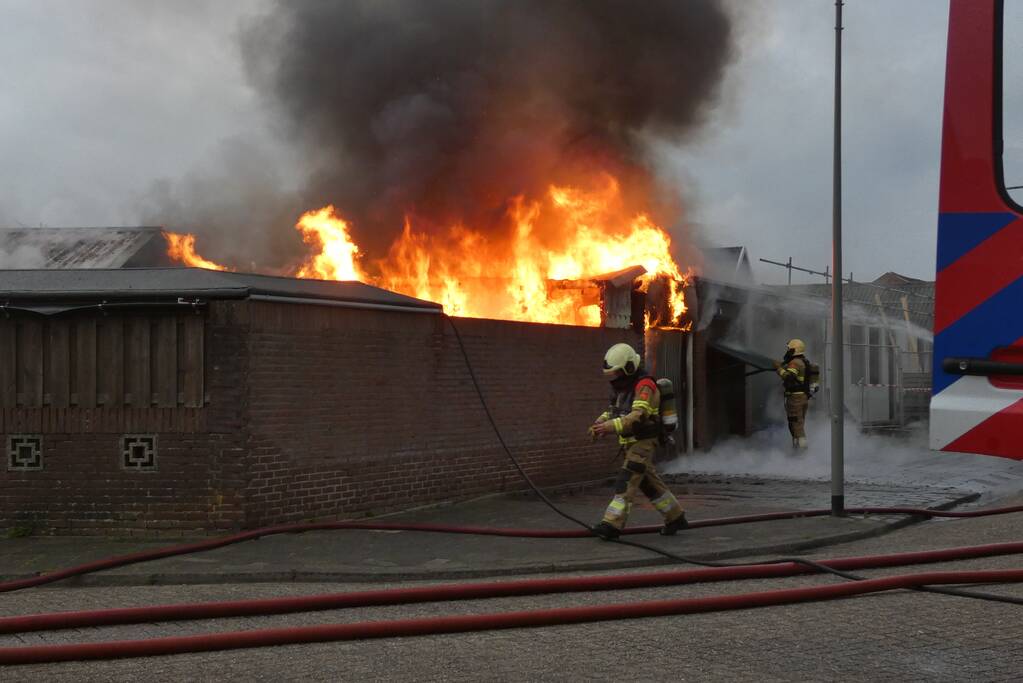 Meerdere schuren verwoest door uitslaande brand