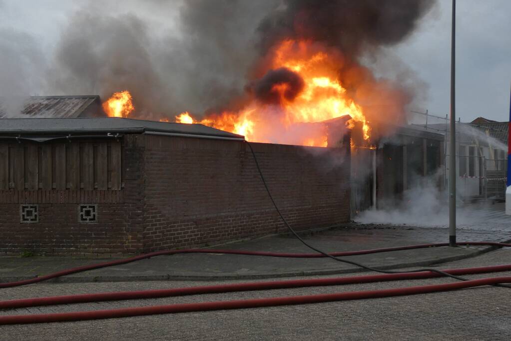 Meerdere schuren verwoest door uitslaande brand