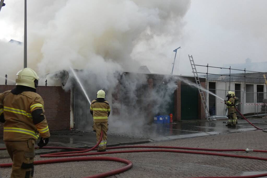Meerdere schuren verwoest door uitslaande brand