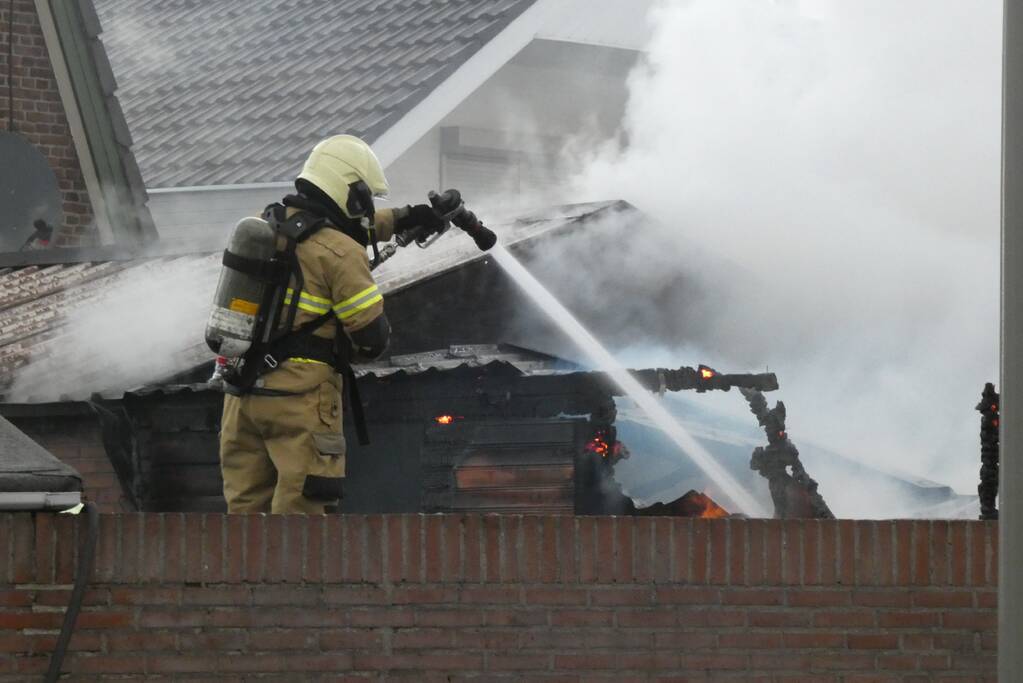 Meerdere schuren verwoest door uitslaande brand