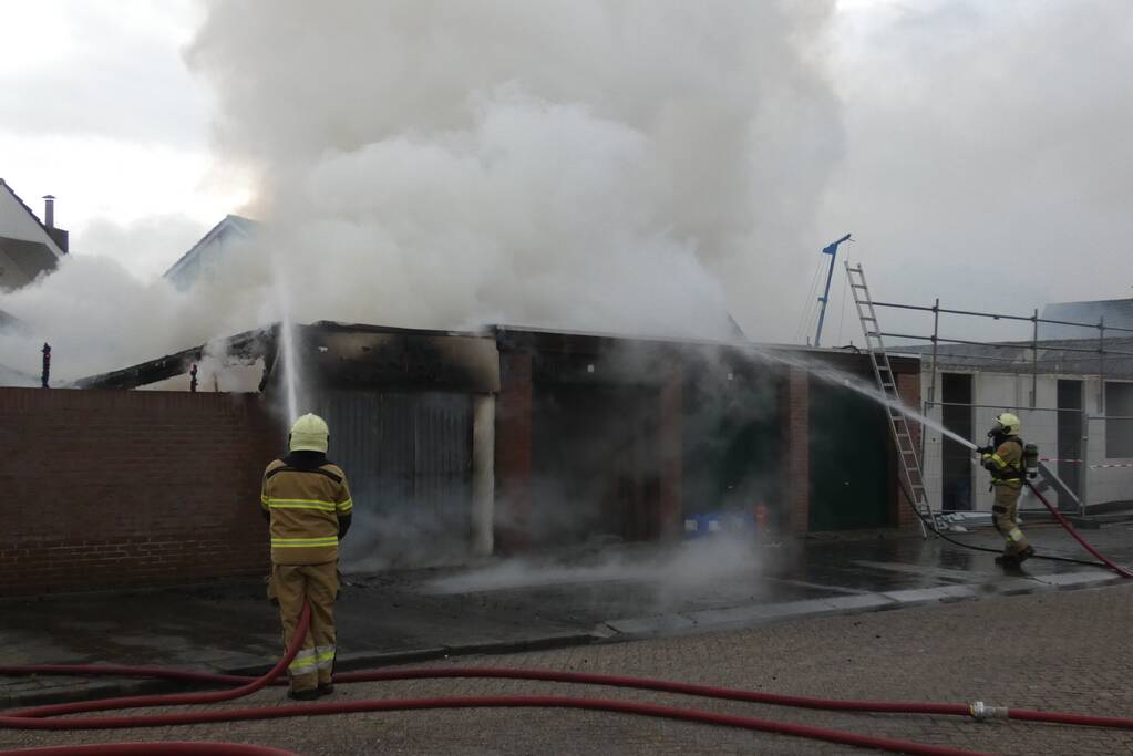 Meerdere schuren verwoest door uitslaande brand