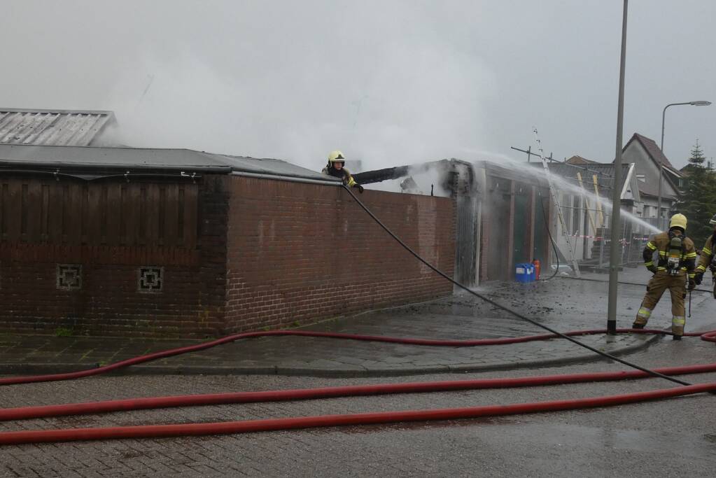 Meerdere schuren verwoest door uitslaande brand