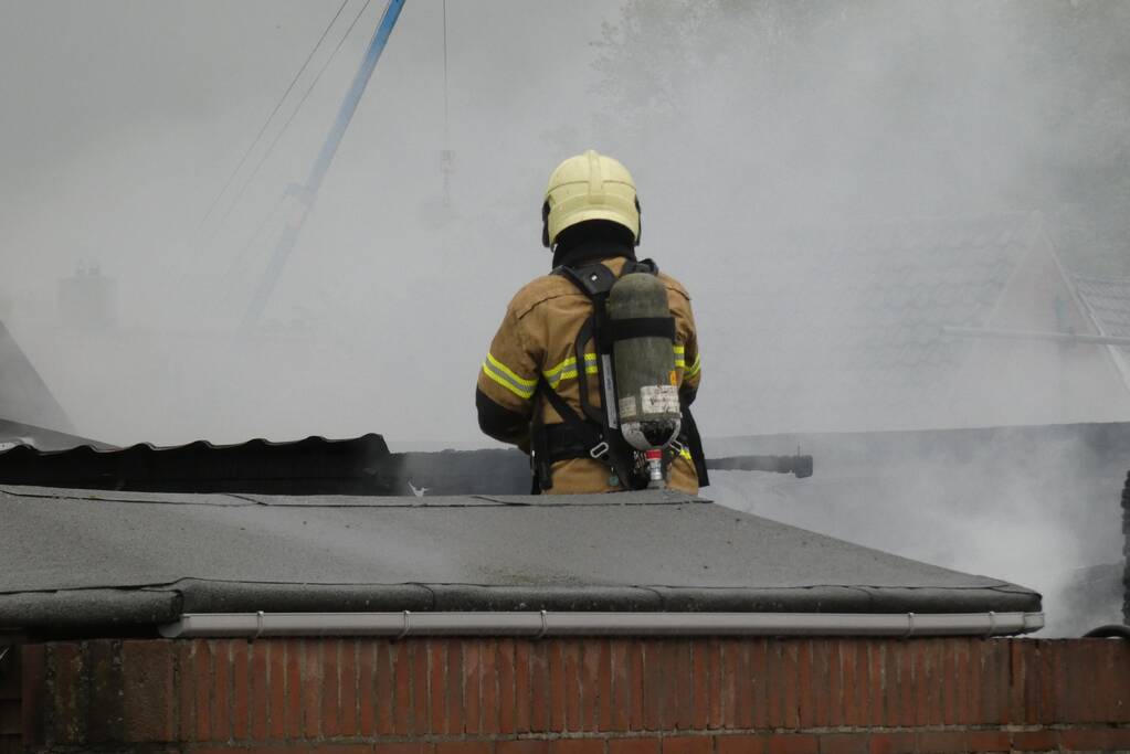 Meerdere schuren verwoest door uitslaande brand