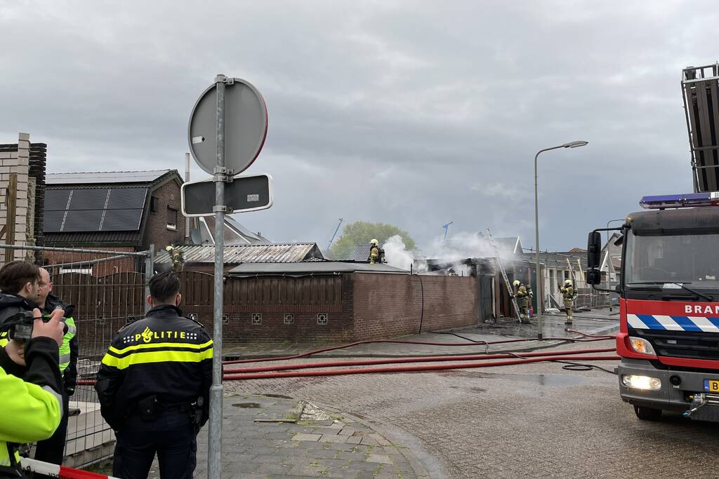 Meerdere schuren verwoest door uitslaande brand