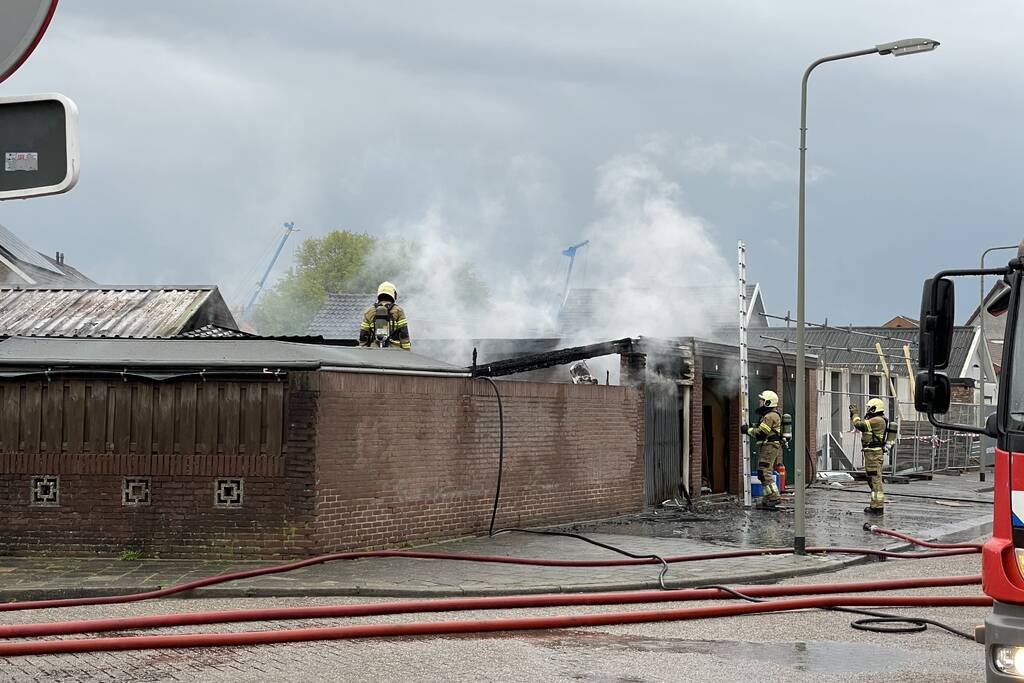 Meerdere schuren verwoest door uitslaande brand