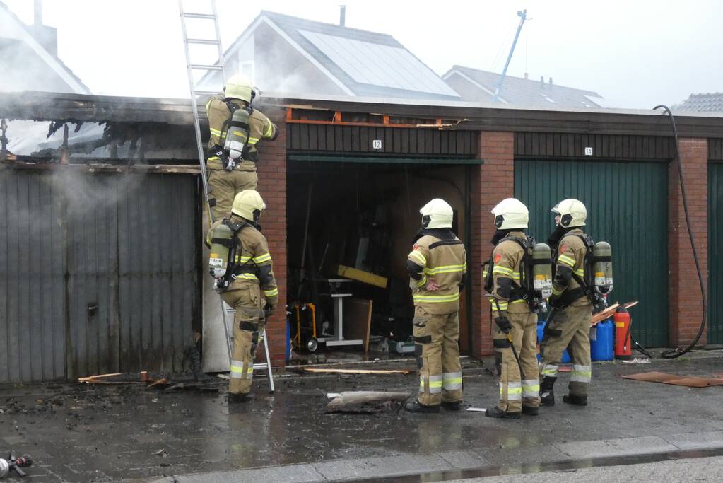 Meerdere schuren verwoest door uitslaande brand