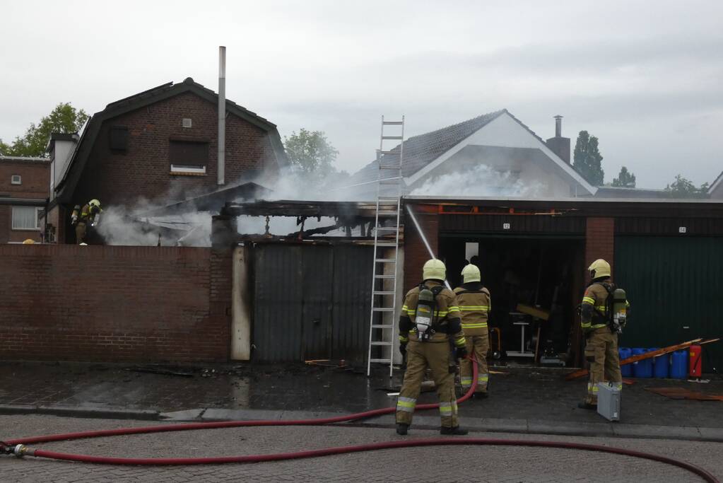 Meerdere schuren verwoest door uitslaande brand