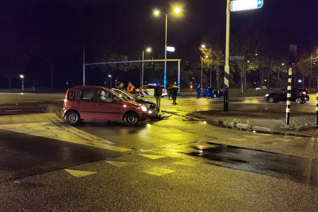 Twee auto's in botsing op kruising