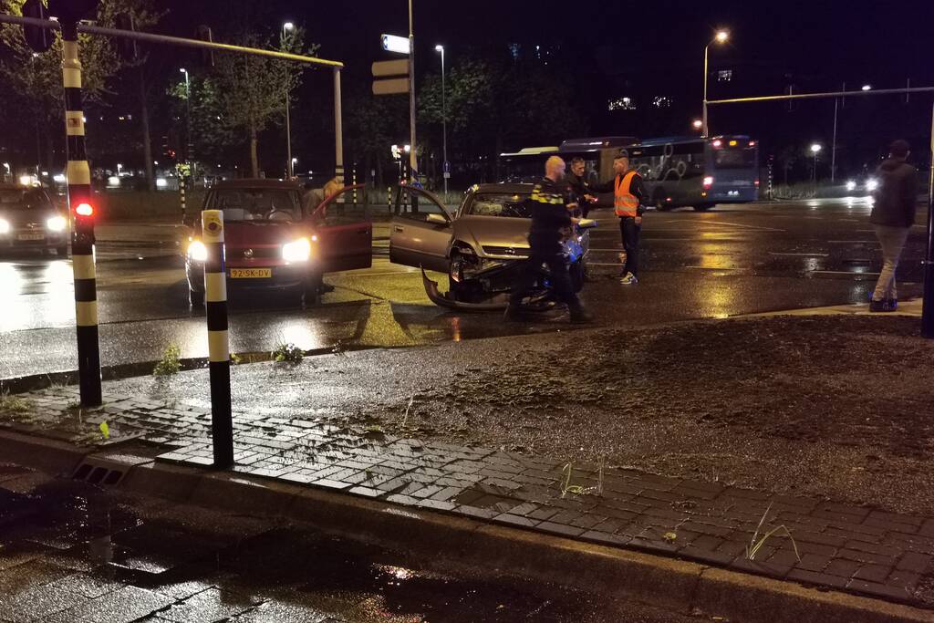 Twee auto's in botsing op kruising