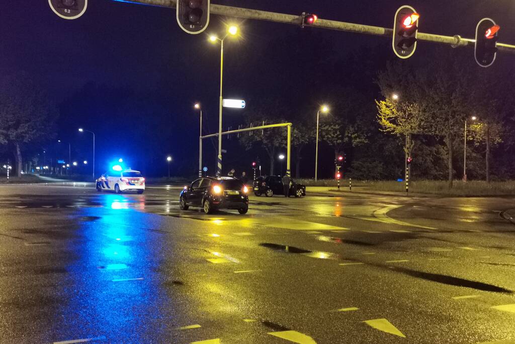 Twee auto's in botsing op kruising