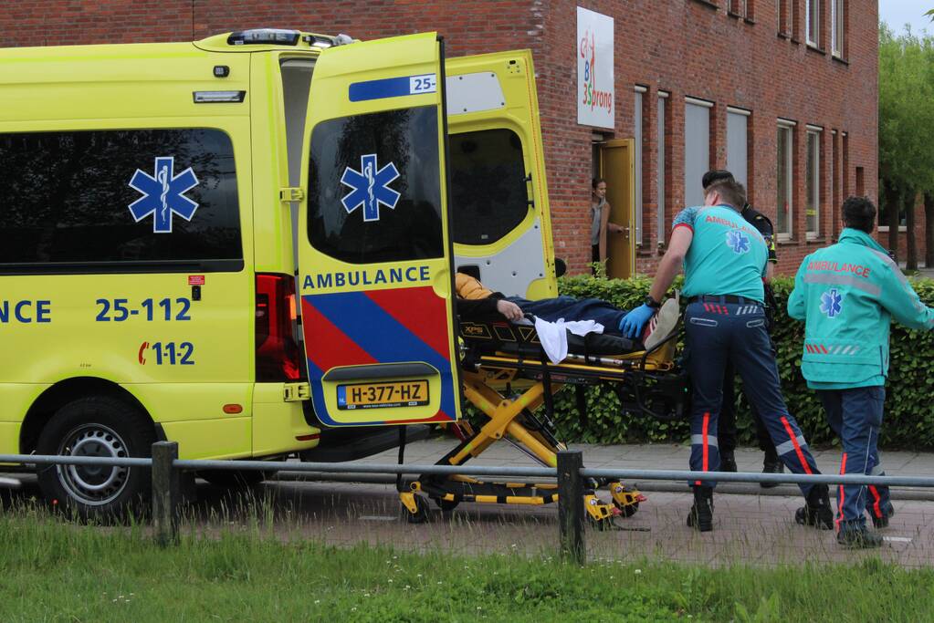 Man onderuit met vouwfiets