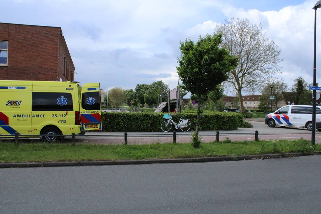 Man onderuit met vouwfiets