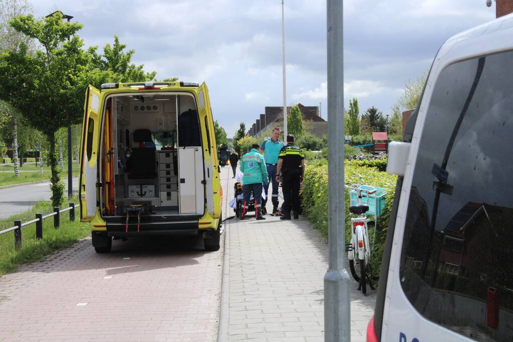 Man onderuit met vouwfiets