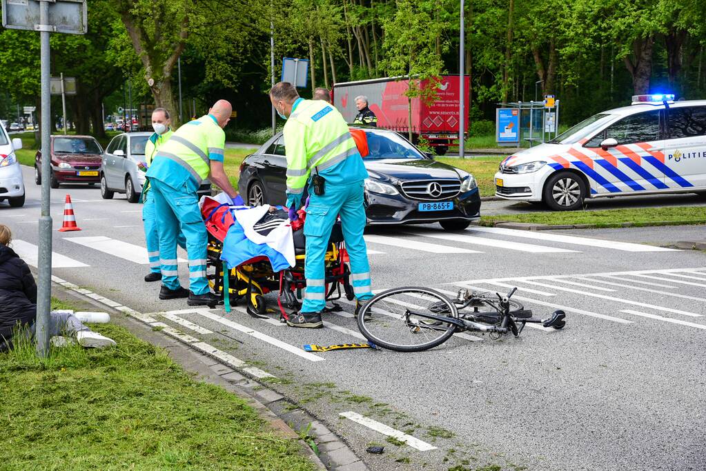 Fietser geschept door personenauto