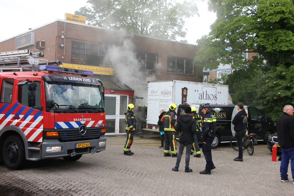Enorme rookwolken bij brand Athos Klokkenfabriek